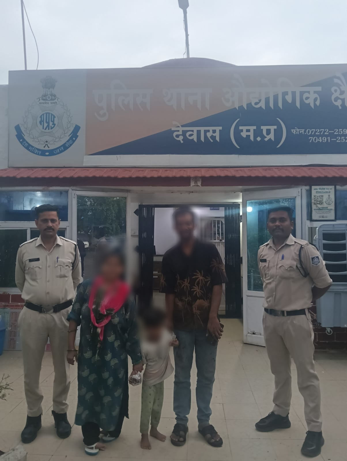 देवास के थाना औद्योगिक क्षेत्र में घर से निकलकर रास्ता भटका 03 वर्षीय बालक,  डायल-112 जवानों ने परिजन से मिलाया। 